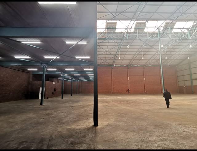 2,250M² WAREHOUSE FOR SALE IN POMONA